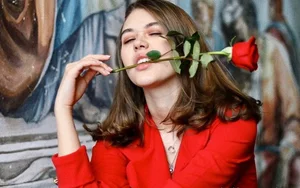 Souriante Laura